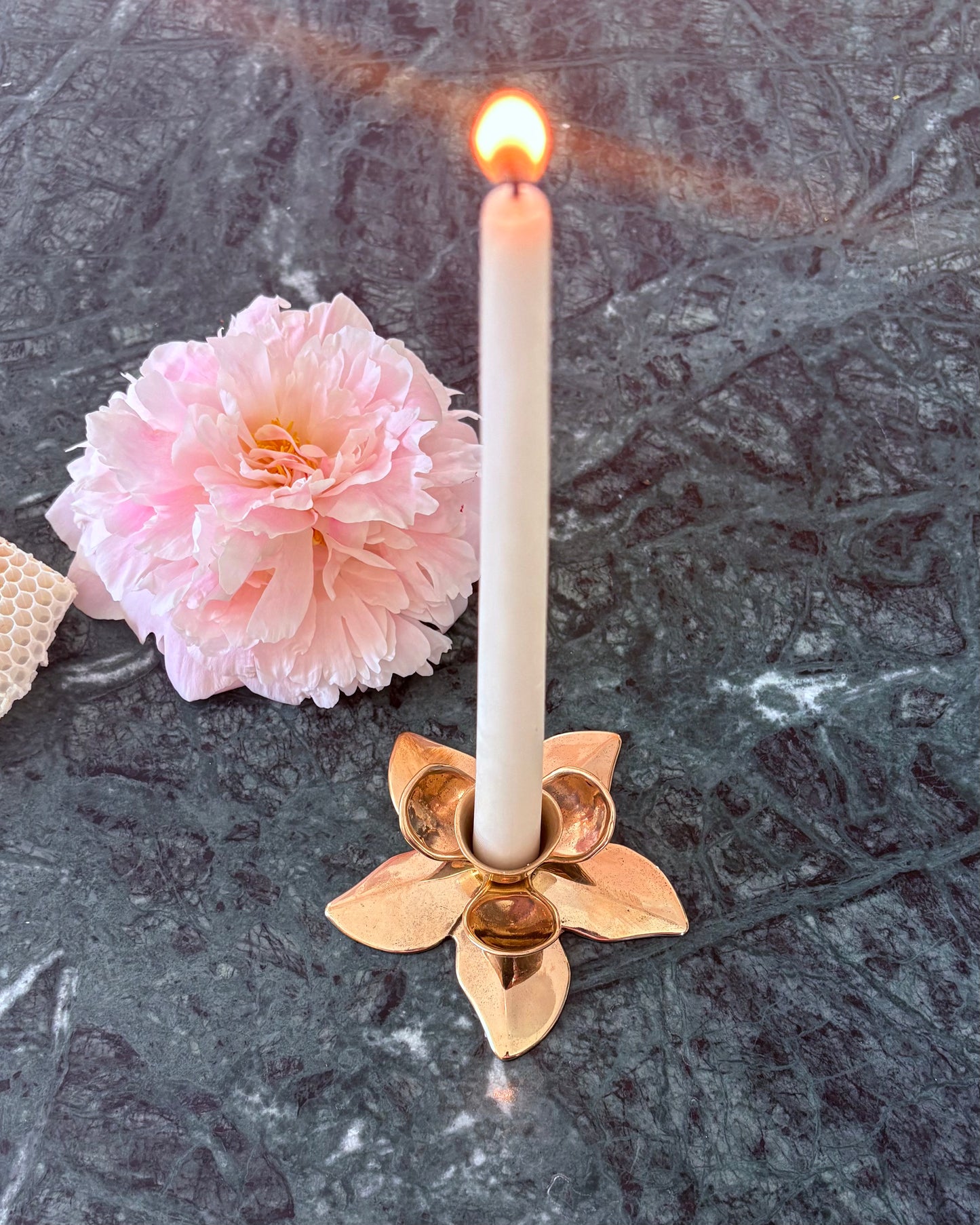Italiensk "Flower" Art Deco lysestake i messing - passer til kronelys