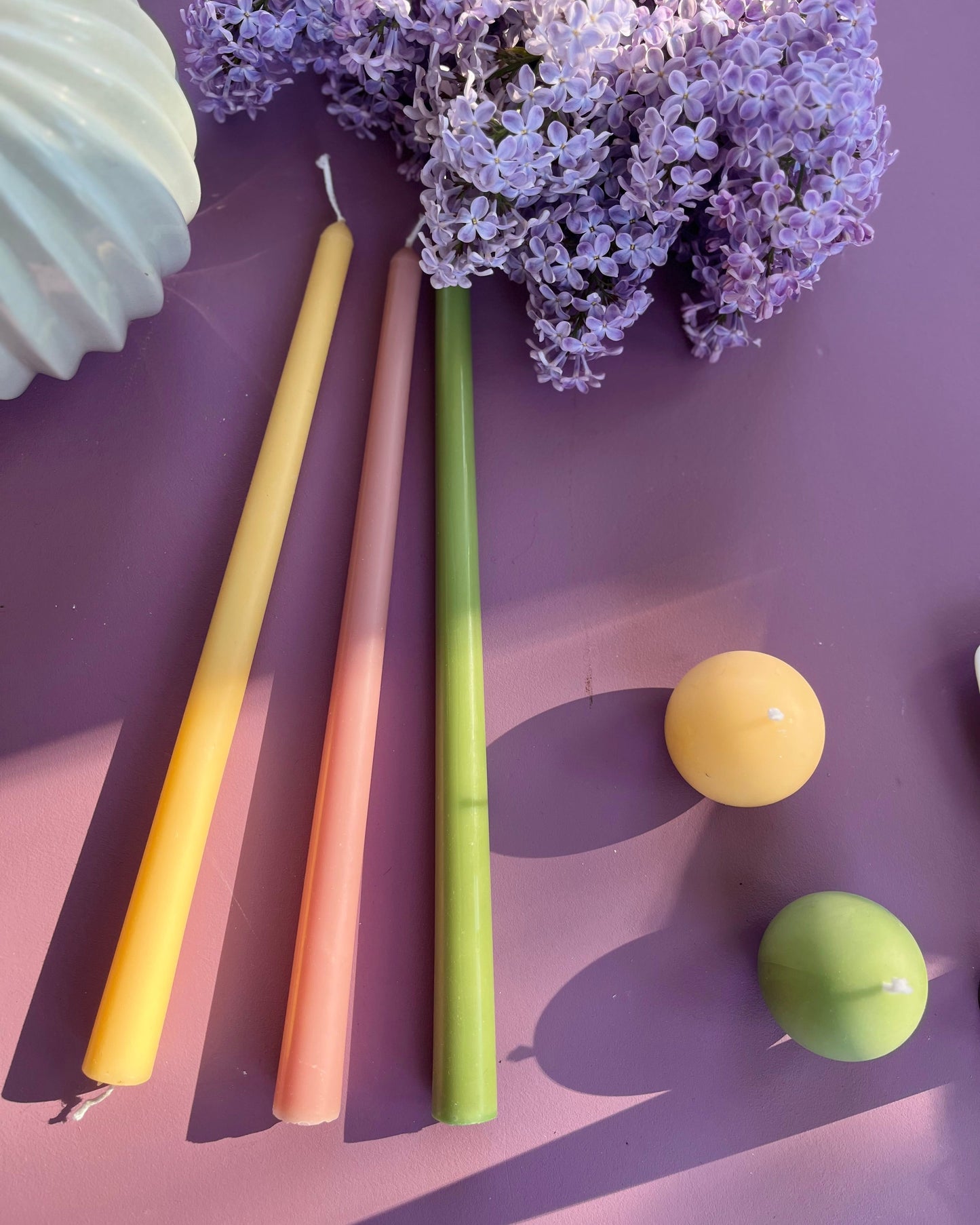 Stakelys av bivoks i fargene oliven, honning og rosegull