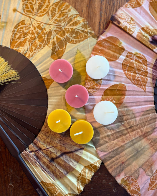 Telys av bivoksi fargene honning, naturhvit og rose.