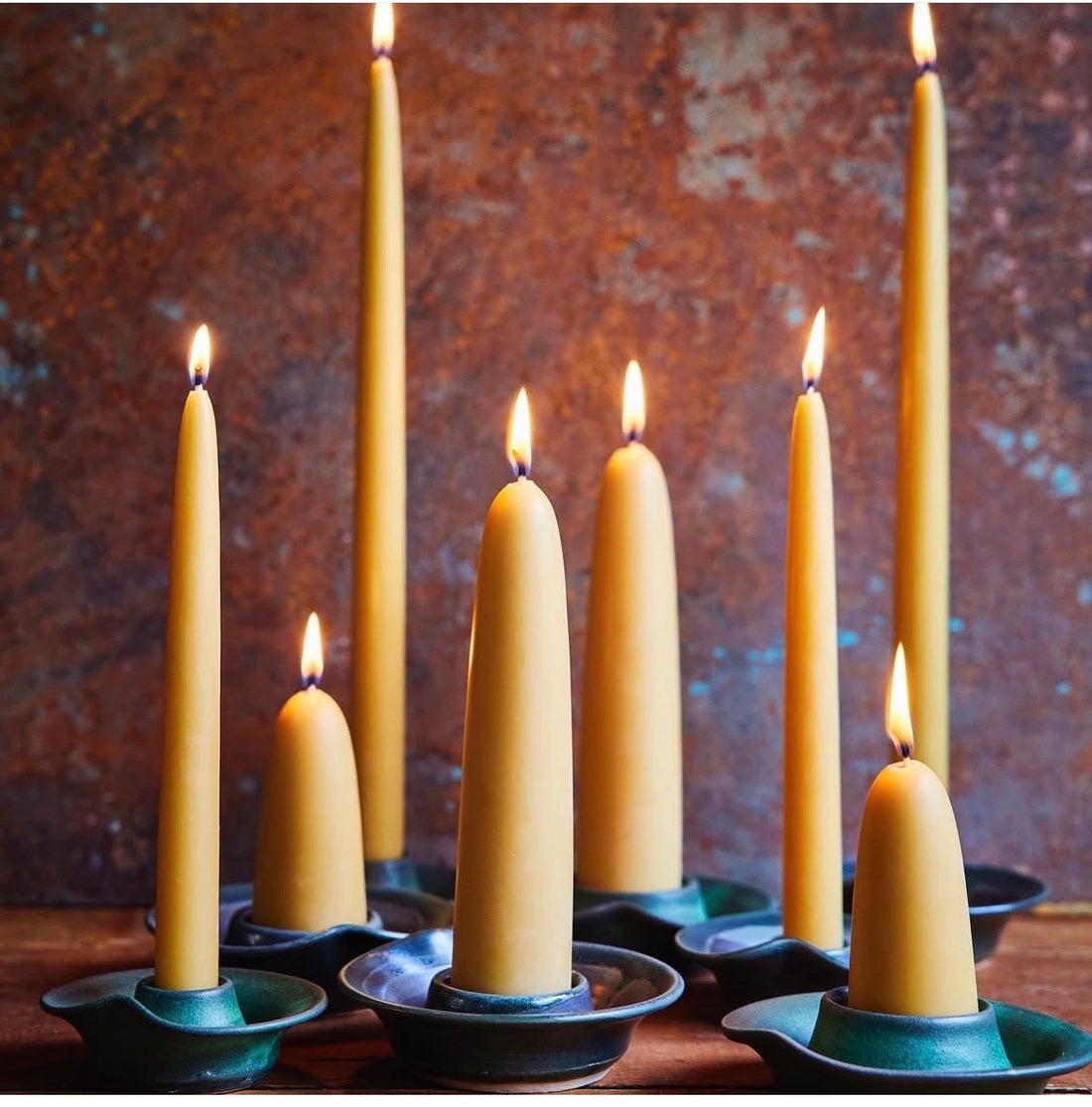 Mange levende bivokslys som brenner - bivokslys er er ikke skadelig for inneklima 