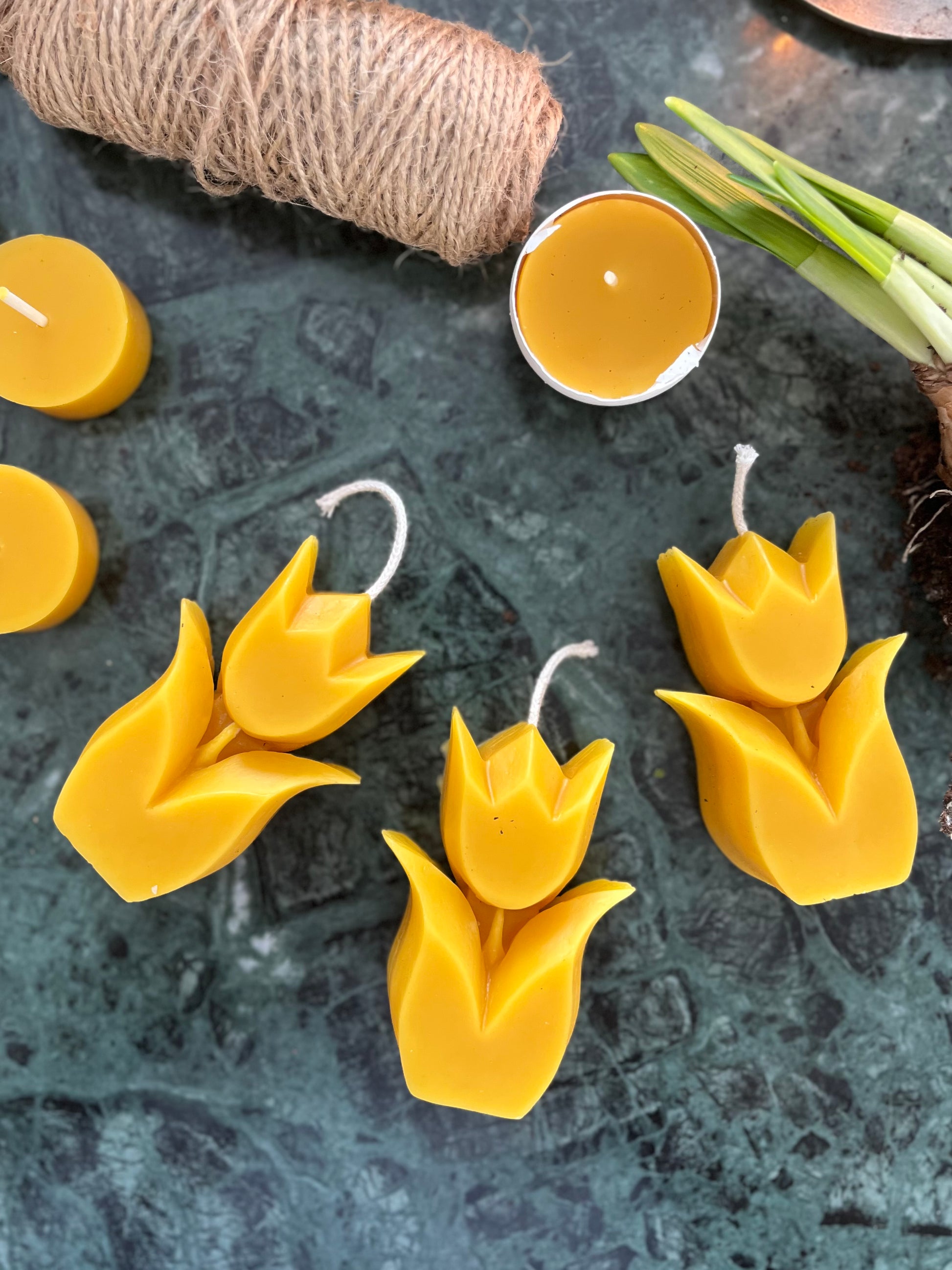 Gule bivokslys formet som tulipaner. Naturlig pynt til påske. 100% bivoks.