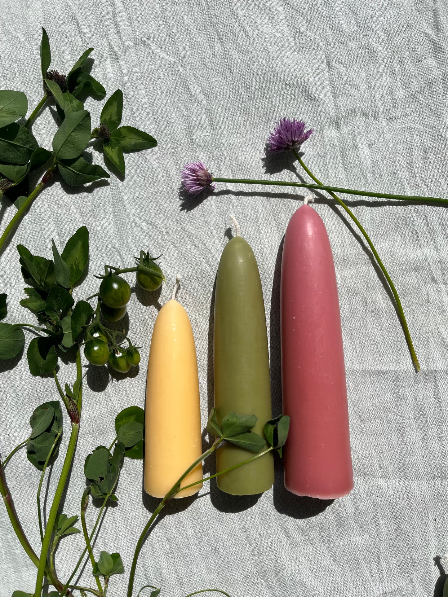 Kubbelys av bivoks i tre ulike størrelser i fargene honning, oliven og rosegull. 