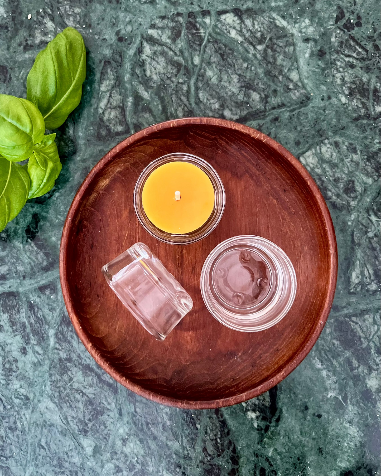 Lysestake i klart glass til telys av ren bivoks. 