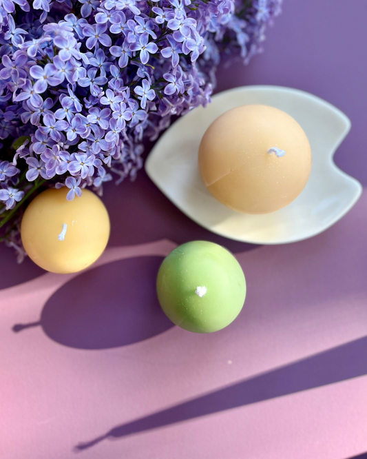 Store og små globelys av ren bivoks