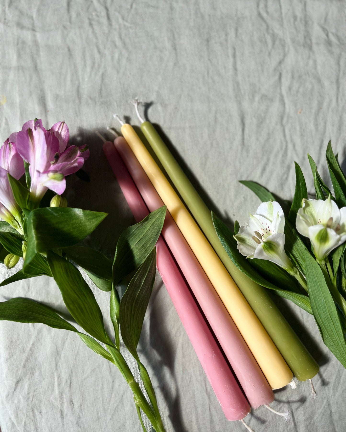 Stakelys av bivoks i fargene oliven, honning og rosegull