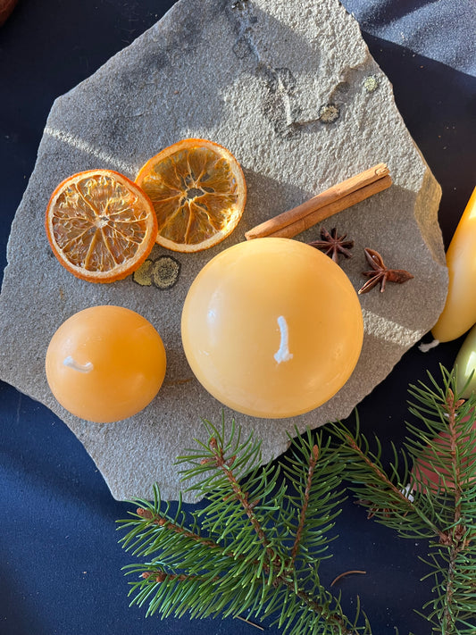 Bivokslys - vakre globeformede lys av ren bivoks.