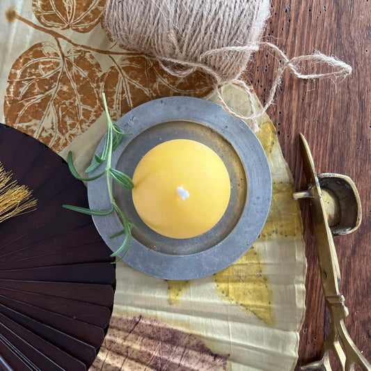 Bivoks globelys liten i honninggul farge - håndlaget i Oslo