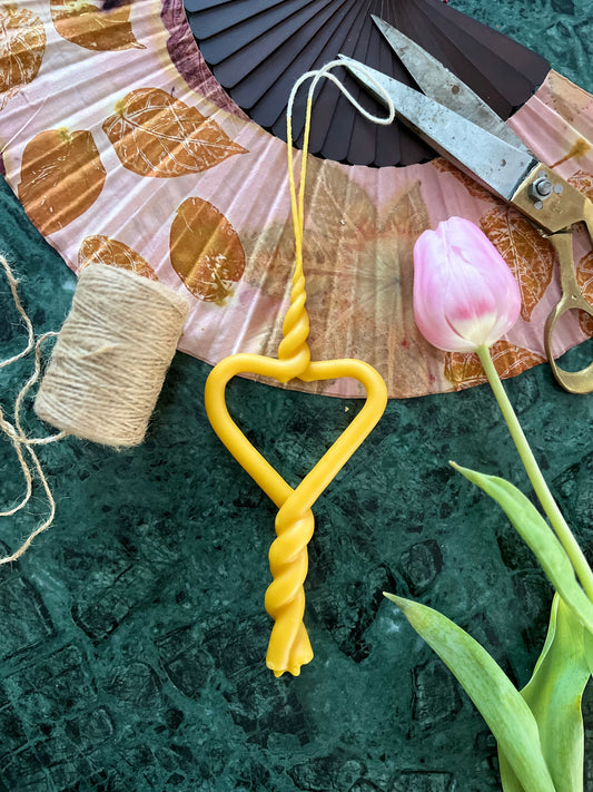 Bivokslys som er tvinnet sammen til et vakkert hjerte. Festlys til spesielle anledninger.  