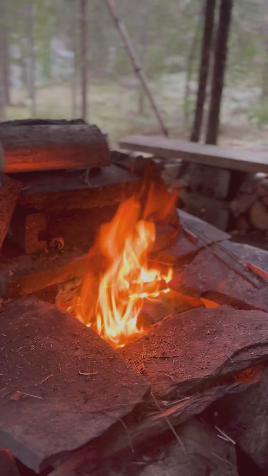 Last inn video: Bål med åpen ild